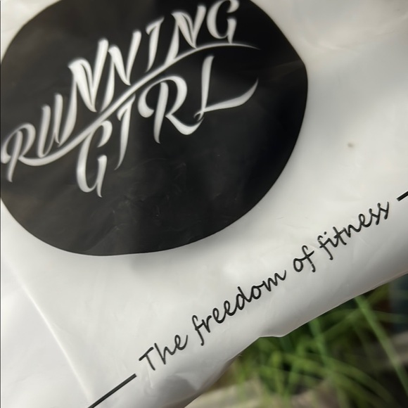 Women's medium Strapy sports bra White Tank Top - Picture 14 of 14